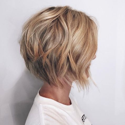 Medium Wavy Caramel Blonde Bob